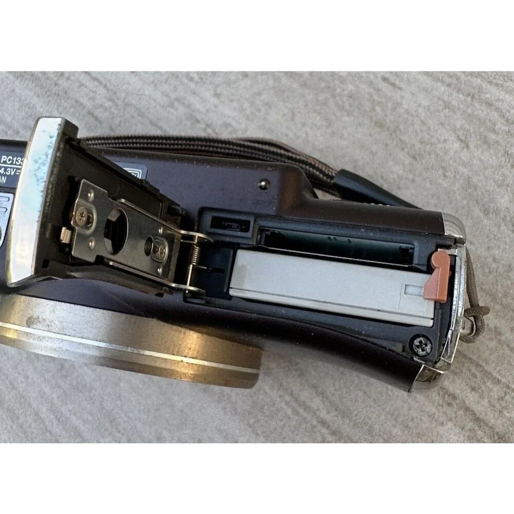 Canon PowerShot SX200 IS 12x Optical Zoom 12.1MP Black W Charger Screen Damage